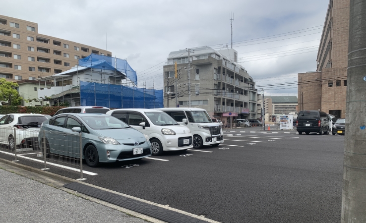 4-2.奥まで進むと駐車場「チャットパーキング」がある